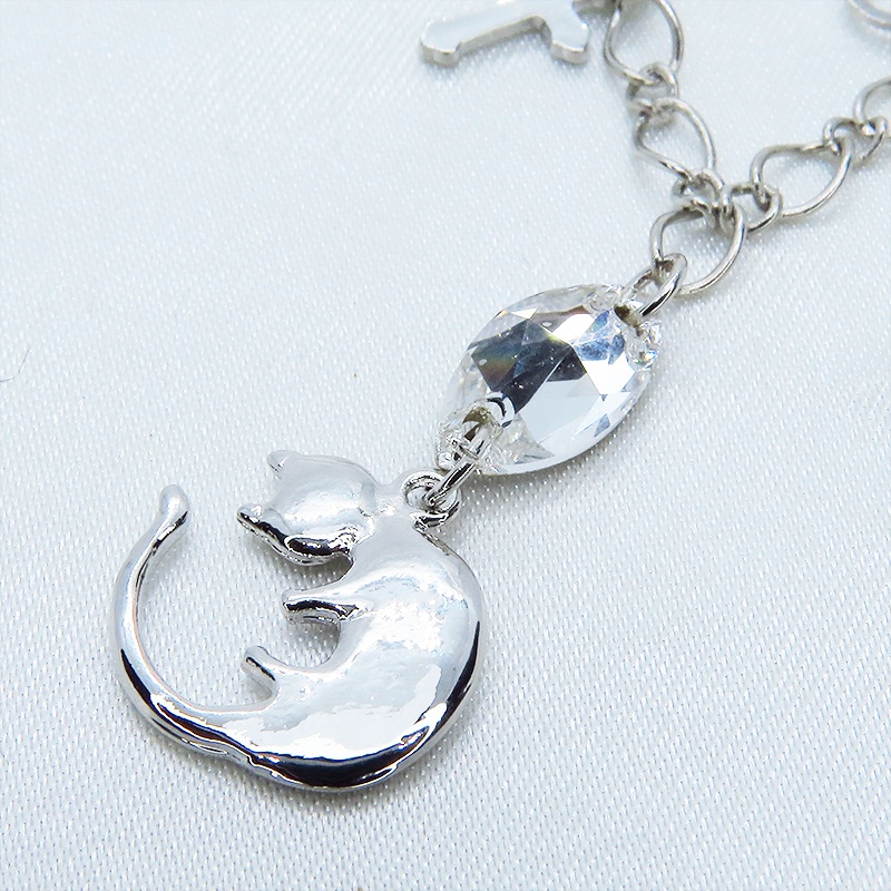 丸くなってる可愛い猫モチーフと大きめスワロスフキー(クリアカラー)のブレスレット シルバーカラー