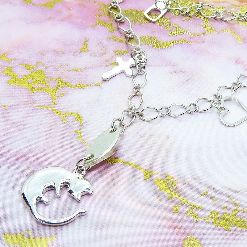 丸くなってる可愛い猫モチーフと大きめスワロスフキー(クリアカラー)のブレスレット シルバーカラー