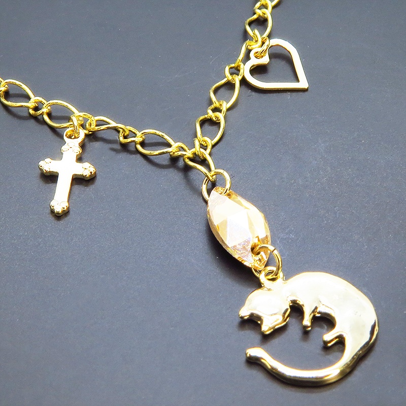 丸くなってる可愛い猫モチーフと大きめスワロスフキー(ゴールドシャドー)のブレスレット ゴールドカラー