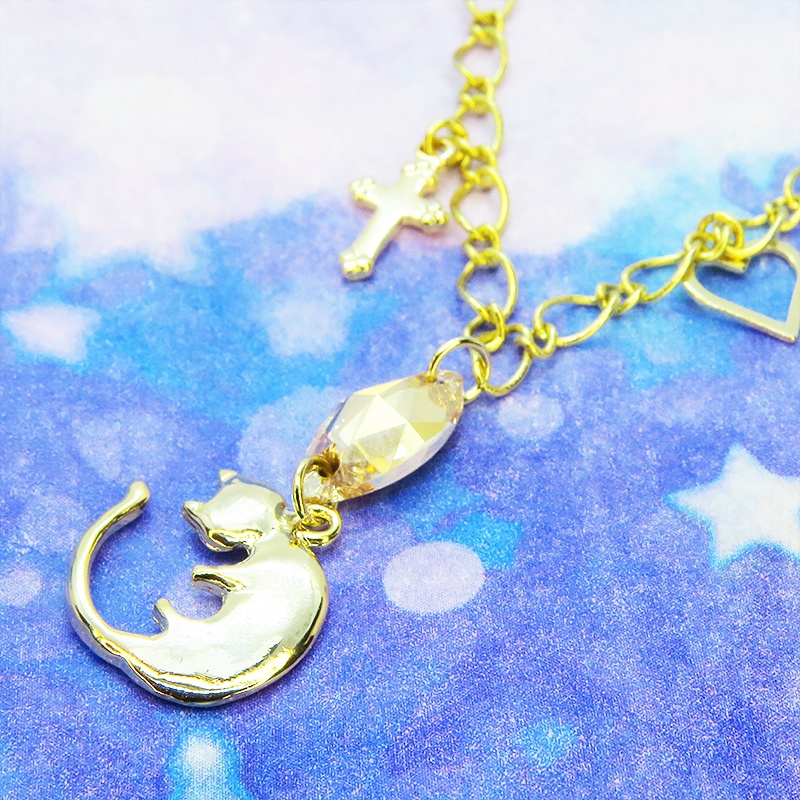 丸くなってる可愛い猫モチーフと大きめスワロスフキー(ゴールドシャドー)のブレスレット ゴールドカラー