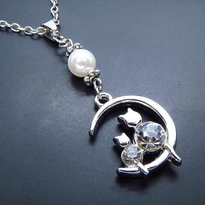 三日月に乗る親子が寄り添う猫モチーフのネックレス シルバーカラー スワロフスキーパール ラインストーン