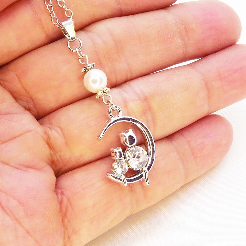 三日月に乗る親子が寄り添う猫モチーフのネックレス シルバーカラー スワロフスキーパール ラインストーン