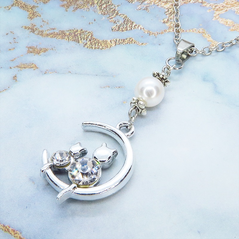 三日月に乗る親子が寄り添う猫モチーフのネックレス シルバーカラー スワロフスキーパール ラインストーン
