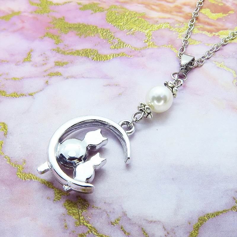 三日月に乗る親子が寄り添う猫モチーフのネックレス シルバーカラー スワロフスキーパール ラインストーン