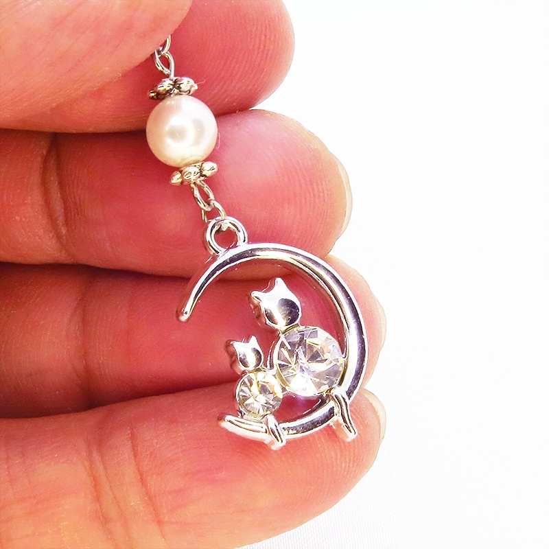 三日月に乗る親子が寄り添う猫モチーフのネックレス シルバーカラー スワロフスキーパール ラインストーン