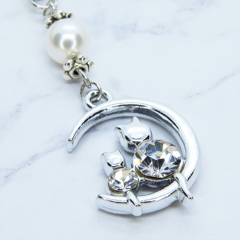 三日月に乗る親子が寄り添う猫モチーフのネックレス シルバーカラー スワロフスキーパール ラインストーン