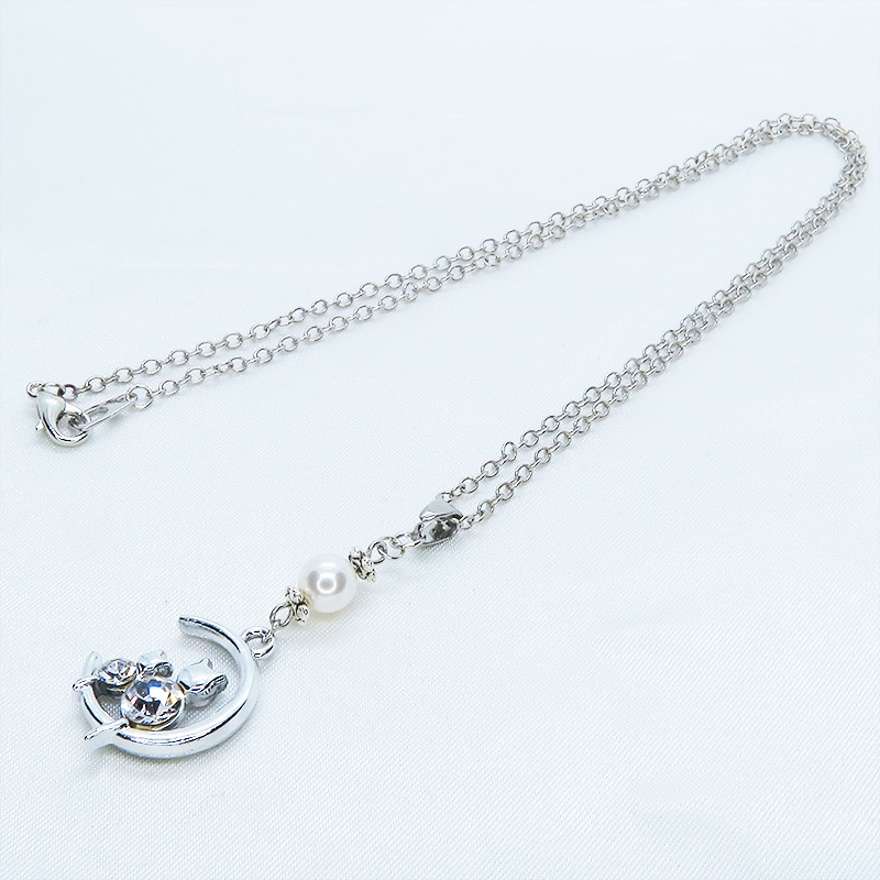 三日月に乗る親子が寄り添う猫モチーフのネックレス シルバーカラー スワロフスキーパール ラインストーン