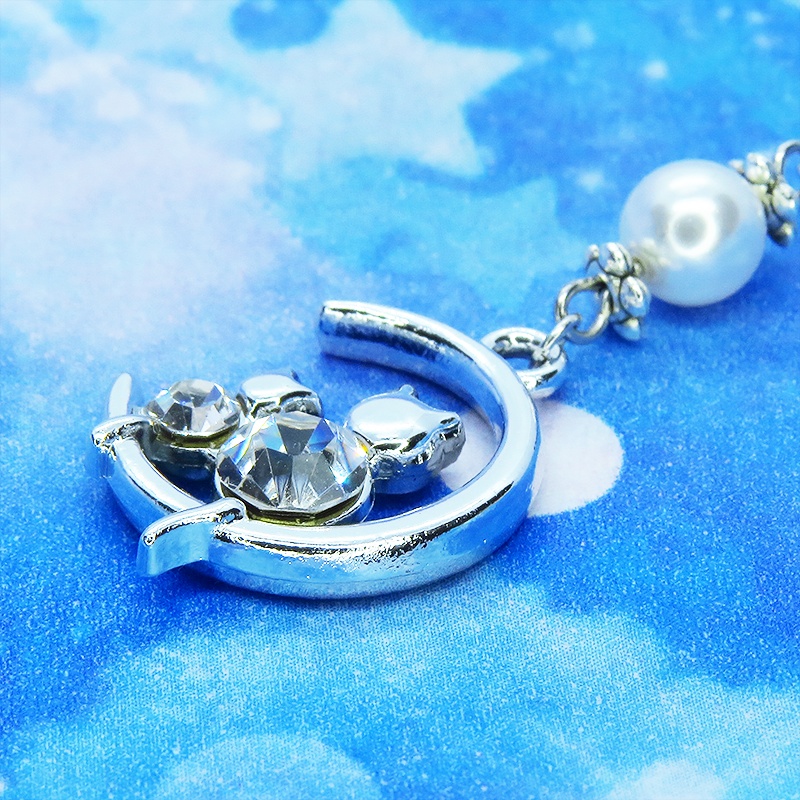 三日月に乗る親子が寄り添う猫モチーフのネックレス シルバーカラー スワロフスキーパール ラインストーン