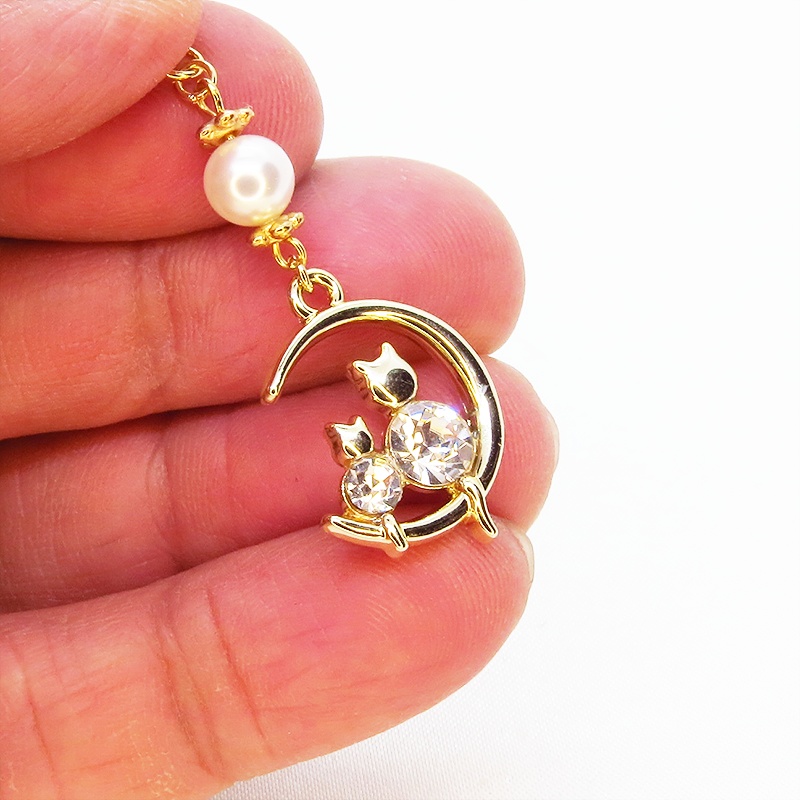 三日月に乗る親子が寄り添う猫モチーフのネックレス ゴールドカラー スワロフスキーパール ラインストーン