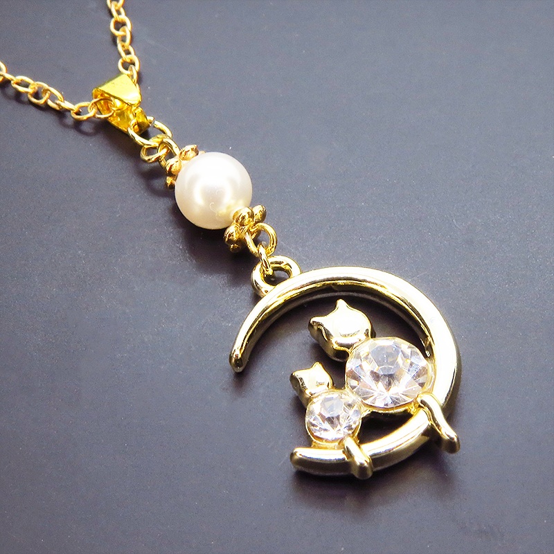 三日月に乗る親子が寄り添う猫モチーフのネックレス ゴールドカラー スワロフスキーパール ラインストーン