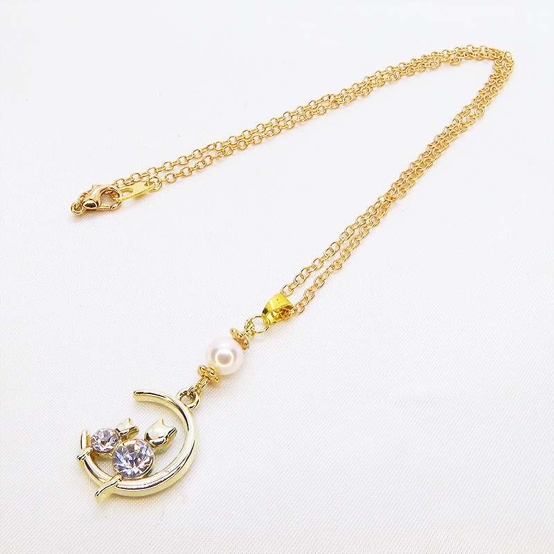 三日月に乗る親子が寄り添う猫モチーフのネックレス ゴールドカラー スワロフスキーパール ラインストーン