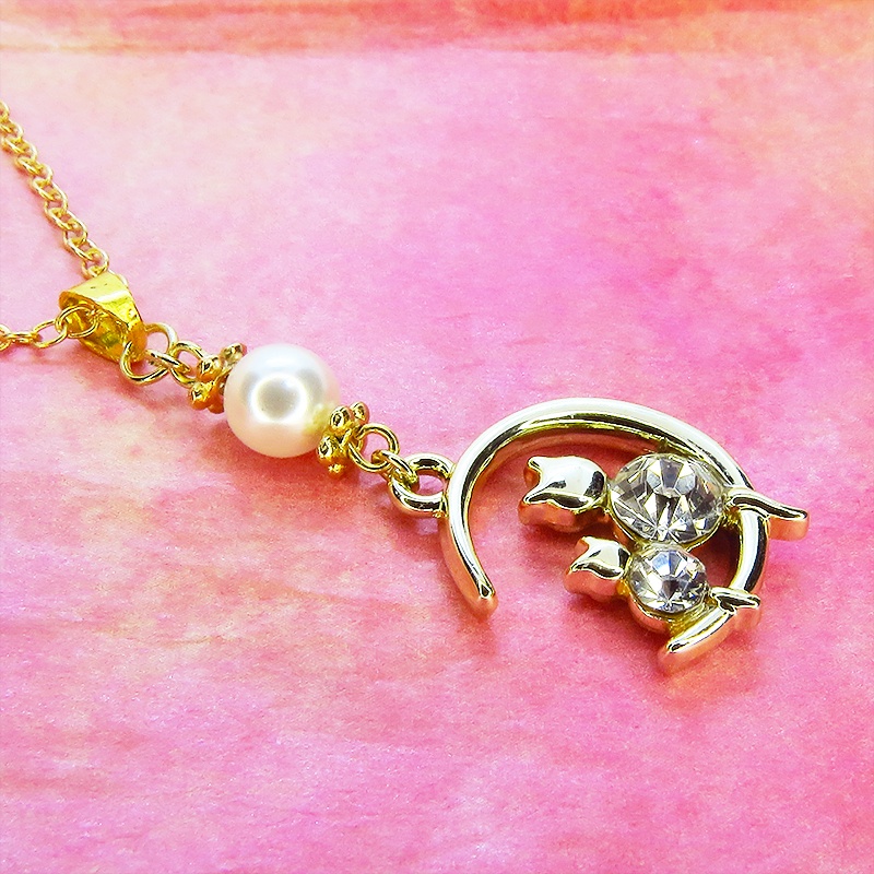 三日月に乗る親子が寄り添う猫モチーフのネックレス ゴールドカラー スワロフスキーパール ラインストーン