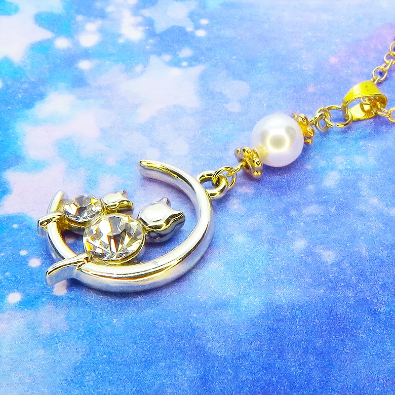 三日月に乗る親子が寄り添う猫モチーフのネックレス ゴールドカラー スワロフスキーパール ラインストーン