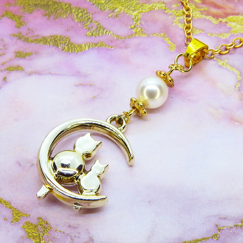 三日月に乗る親子が寄り添う猫モチーフのネックレス ゴールドカラー スワロフスキーパール ラインストーン