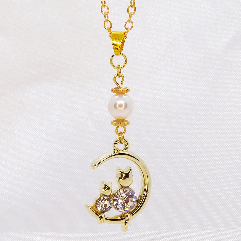 三日月に乗る親子が寄り添う猫モチーフのネックレス ゴールドカラー スワロフスキーパール ラインストーン