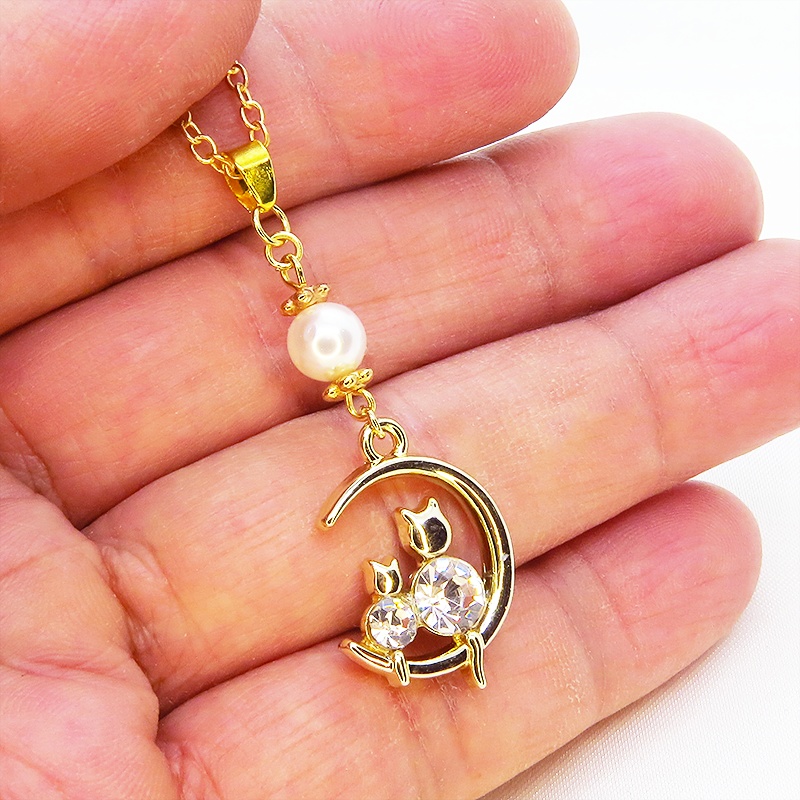 三日月に乗る親子が寄り添う猫モチーフのネックレス ゴールドカラー スワロフスキーパール ラインストーン