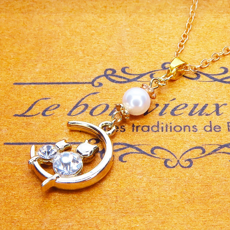 三日月に乗る親子が寄り添う猫モチーフのネックレス ゴールドカラー スワロフスキーパール ラインストーン