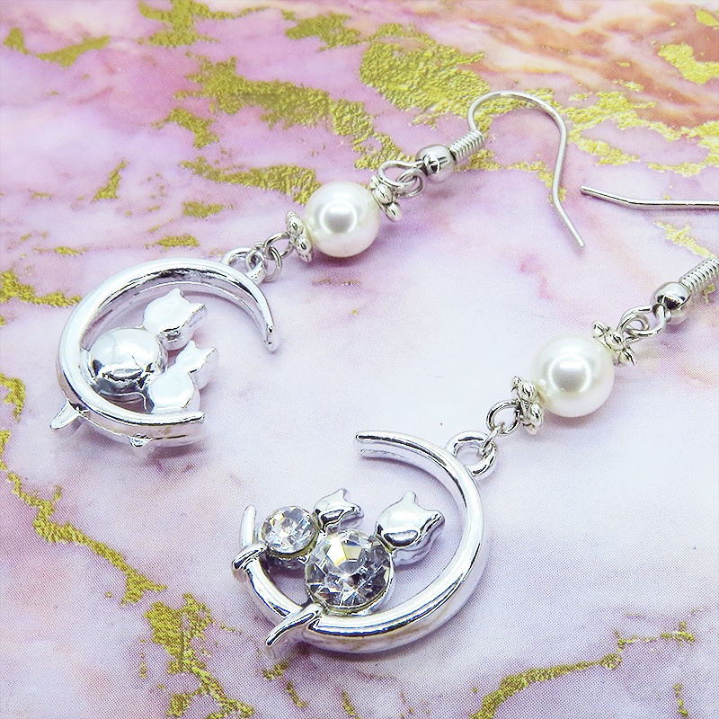 三日月に乗る親子が寄り添う猫モチーフのピアス シルバーカラー スワロフスキーパール ラインストーン