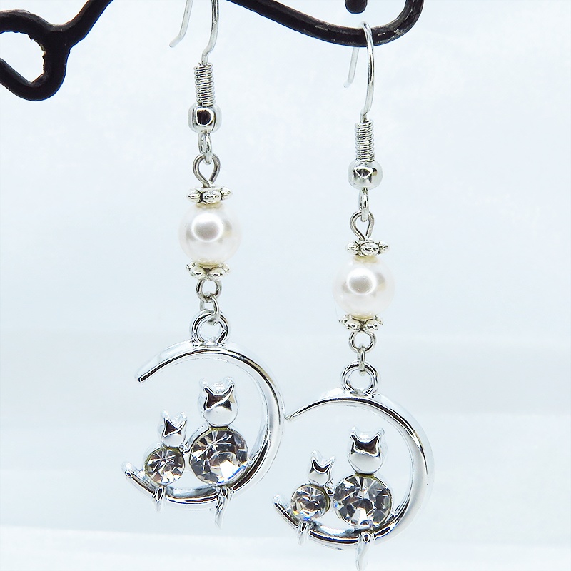三日月に乗る親子が寄り添う猫モチーフのピアス シルバーカラー スワロフスキーパール ラインストーン