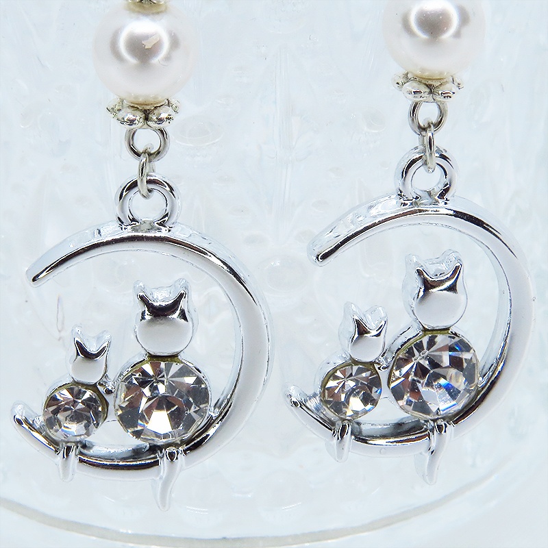 三日月に乗る親子が寄り添う猫モチーフのピアス シルバーカラー スワロフスキーパール ラインストーン