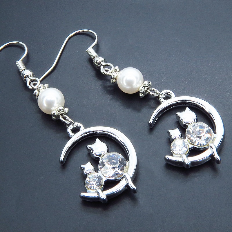 三日月に乗る親子が寄り添う猫モチーフのピアス シルバーカラー スワロフスキーパール ラインストーン