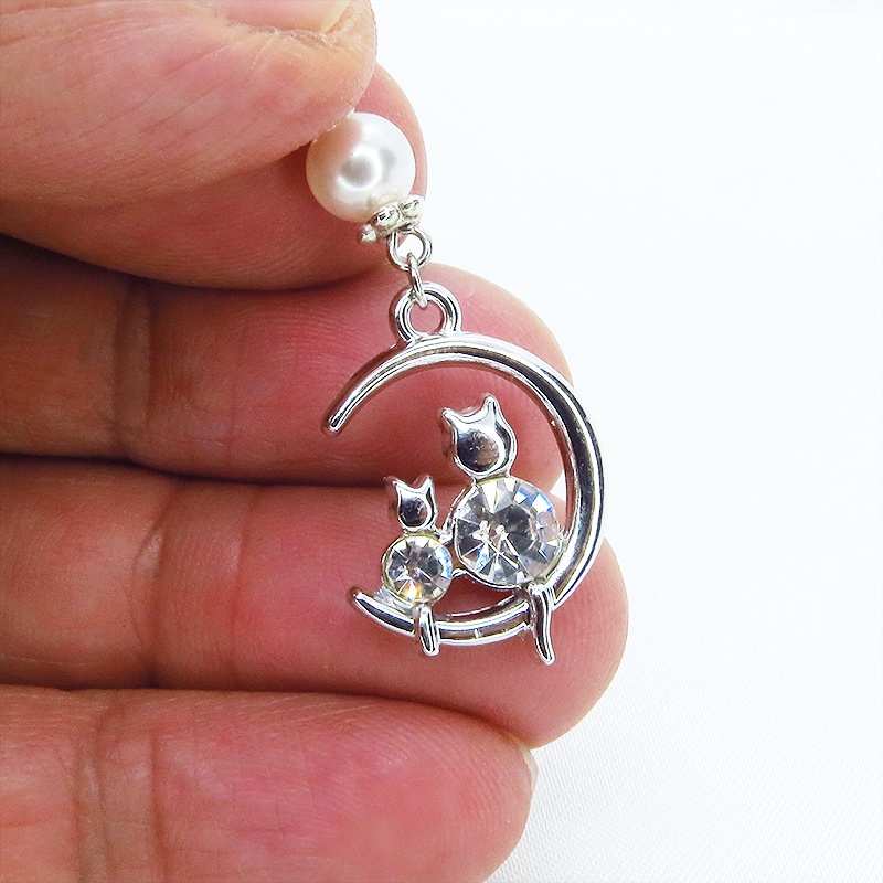 三日月に乗る親子が寄り添う猫モチーフのピアス シルバーカラー スワロフスキーパール ラインストーン