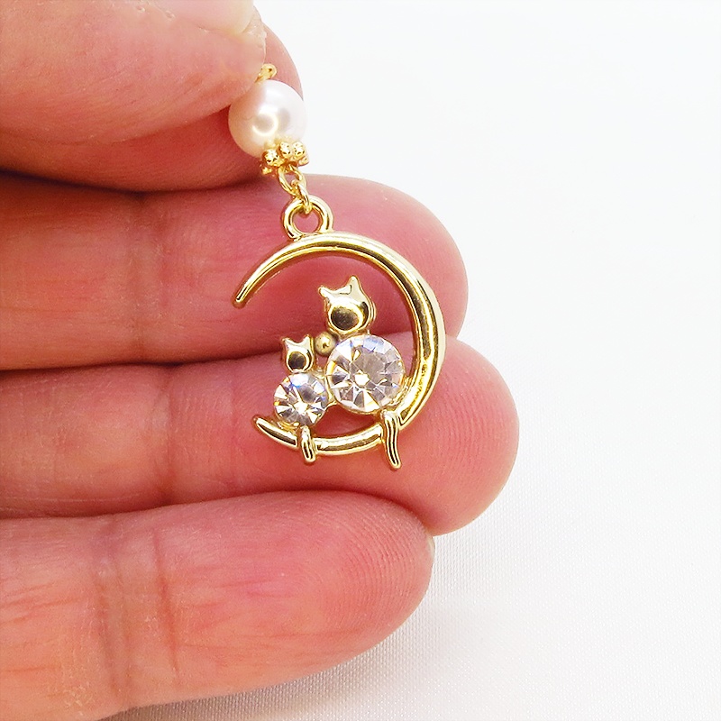 三日月に乗る親子が寄り添う猫モチーフのピアス ゴールドカラー スワロフスキーパール ラインストーン