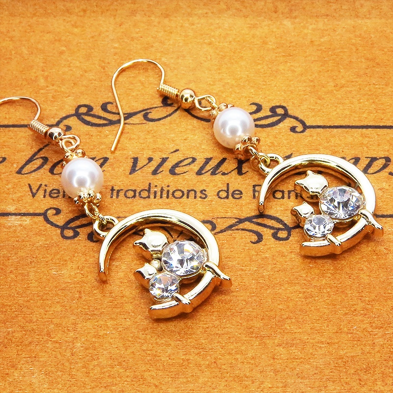 三日月に乗る親子が寄り添う猫モチーフのピアス ゴールドカラー スワロフスキーパール ラインストーン