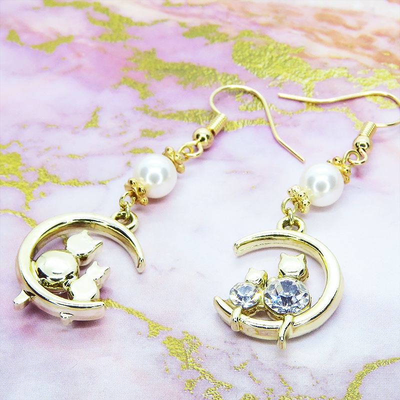 三日月に乗る親子が寄り添う猫モチーフのピアス ゴールドカラー スワロフスキーパール ラインストーン