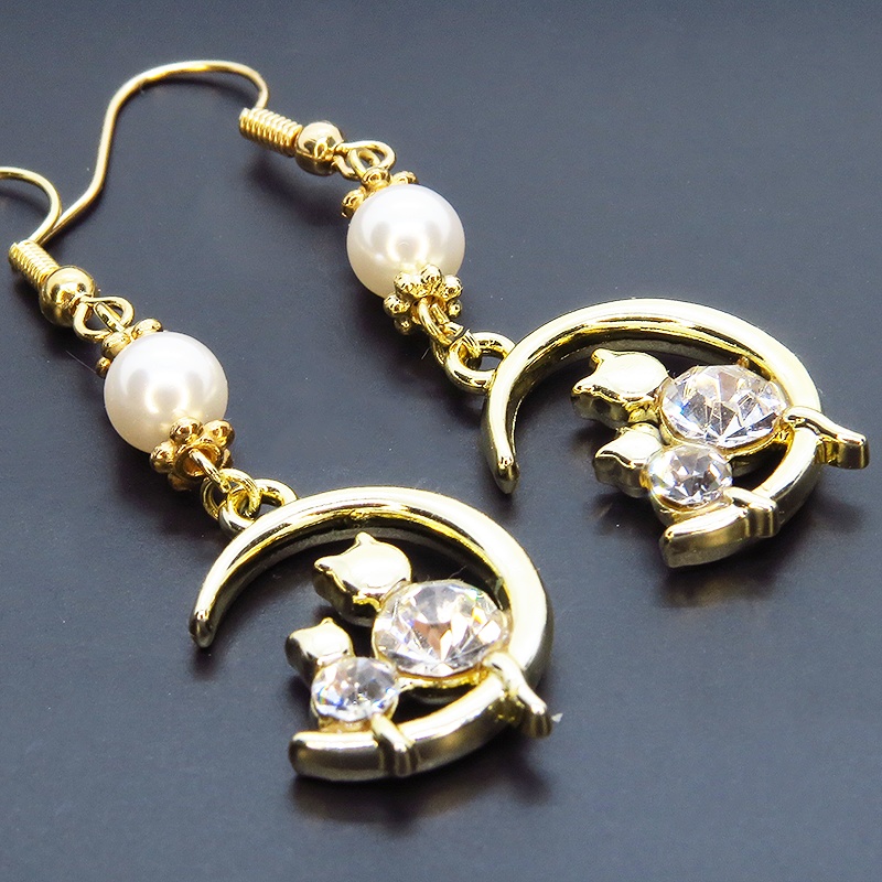 三日月に乗る親子が寄り添う猫モチーフのピアス ゴールドカラー スワロフスキーパール ラインストーン