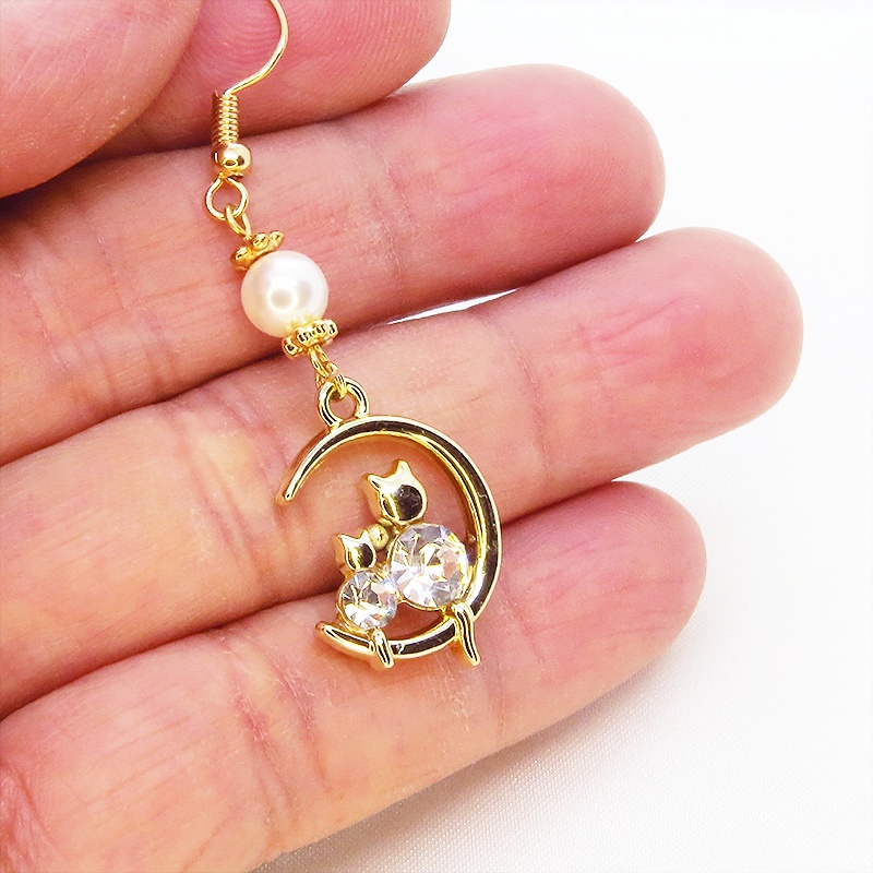 三日月に乗る親子が寄り添う猫モチーフのピアス ゴールドカラー スワロフスキーパール ラインストーン