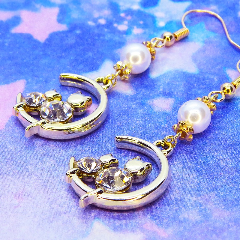 三日月に乗る親子が寄り添う猫モチーフのピアス ゴールドカラー スワロフスキーパール ラインストーン