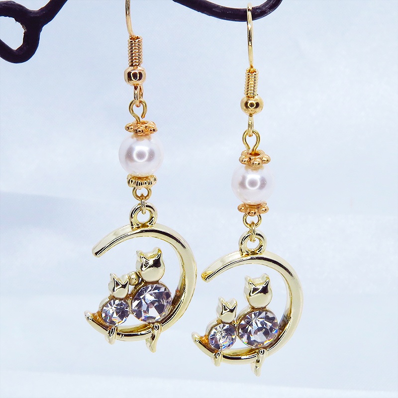 三日月に乗る親子が寄り添う猫モチーフのピアス ゴールドカラー スワロフスキーパール ラインストーン