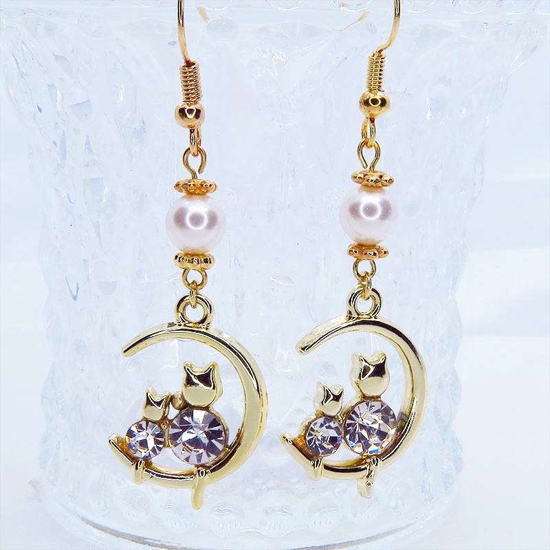 三日月に乗る親子が寄り添う猫モチーフのピアス ゴールドカラー スワロフスキーパール ラインストーン