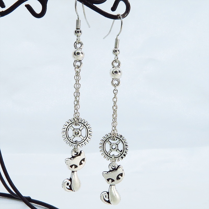 スチームパンク風 アンティークシルバーの猫と歯車のチェーンピアス