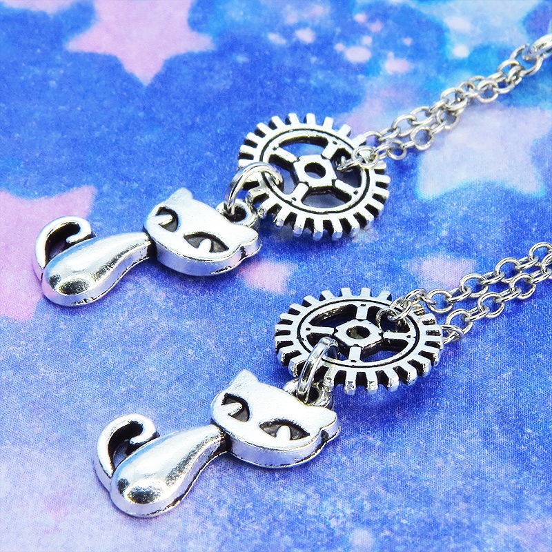 スチームパンク風 アンティークシルバーの猫と歯車のチェーンピアス