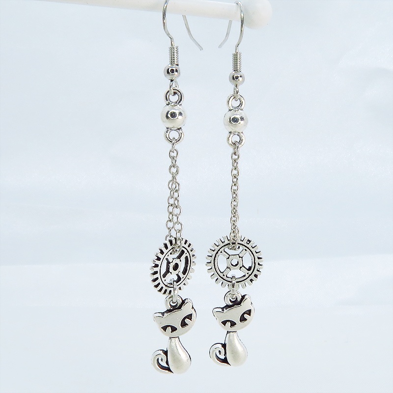 スチームパンク風 アンティークシルバーの猫と歯車のチェーンピアス