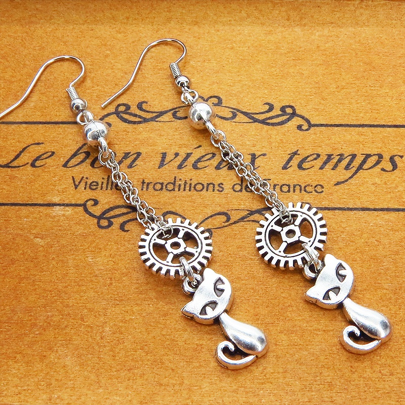 スチームパンク風 アンティークシルバーの猫と歯車のチェーンピアス