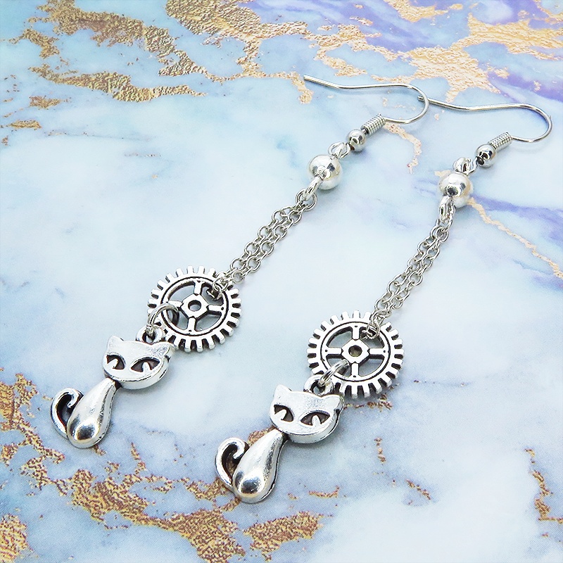 スチームパンク風 アンティークシルバーの猫と歯車のチェーンピアス