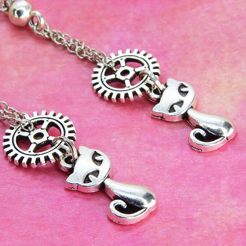 スチームパンク風 アンティークシルバーの猫と歯車のチェーンピアス