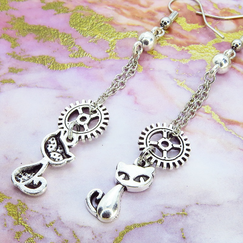 スチームパンク風 アンティークシルバーの猫と歯車のチェーンピアス