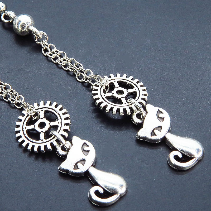 スチームパンク風 アンティークシルバーの猫と歯車のチェーンピアス