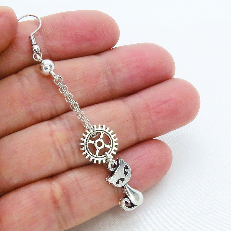 スチームパンク風 アンティークシルバーの猫と歯車のチェーンピアス