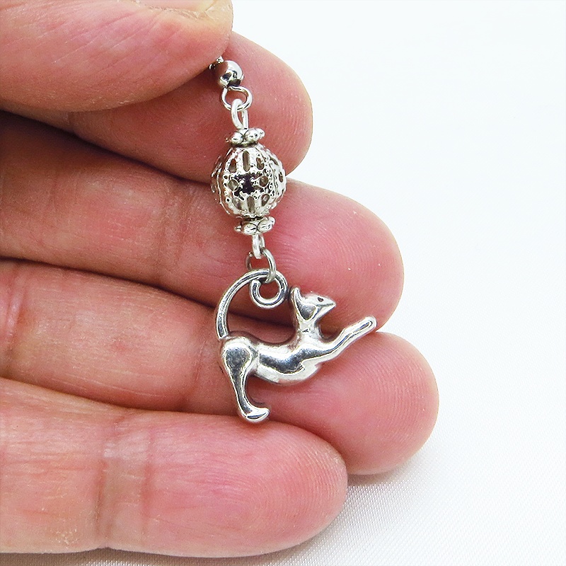 のび猫シルエットモチーフとメタルビーズのコンパクトなピアス アンティークシルバー