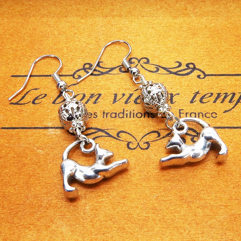 のび猫シルエットモチーフとメタルビーズのコンパクトなピアス アンティークシルバー