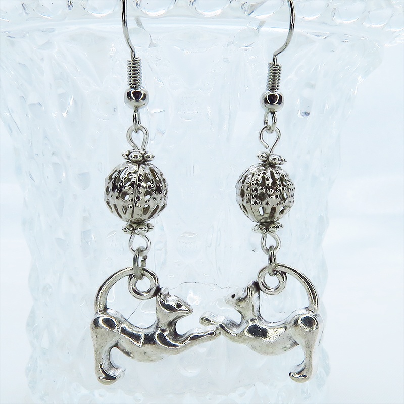 のび猫シルエットモチーフとメタルビーズのコンパクトなピアス アンティークシルバー