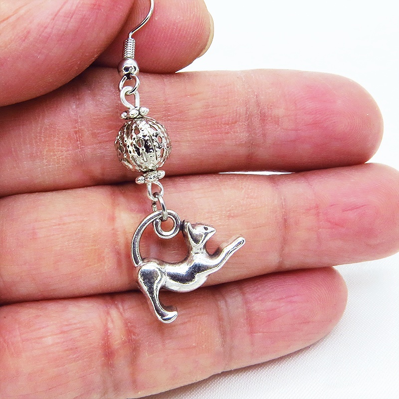 のび猫シルエットモチーフとメタルビーズのコンパクトなピアス アンティークシルバー