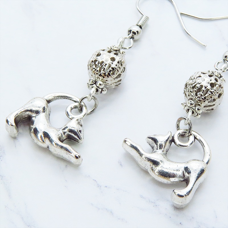 のび猫シルエットモチーフとメタルビーズのコンパクトなピアス アンティークシルバー