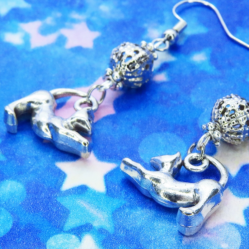 のび猫シルエットモチーフとメタルビーズのコンパクトなピアス アンティークシルバー