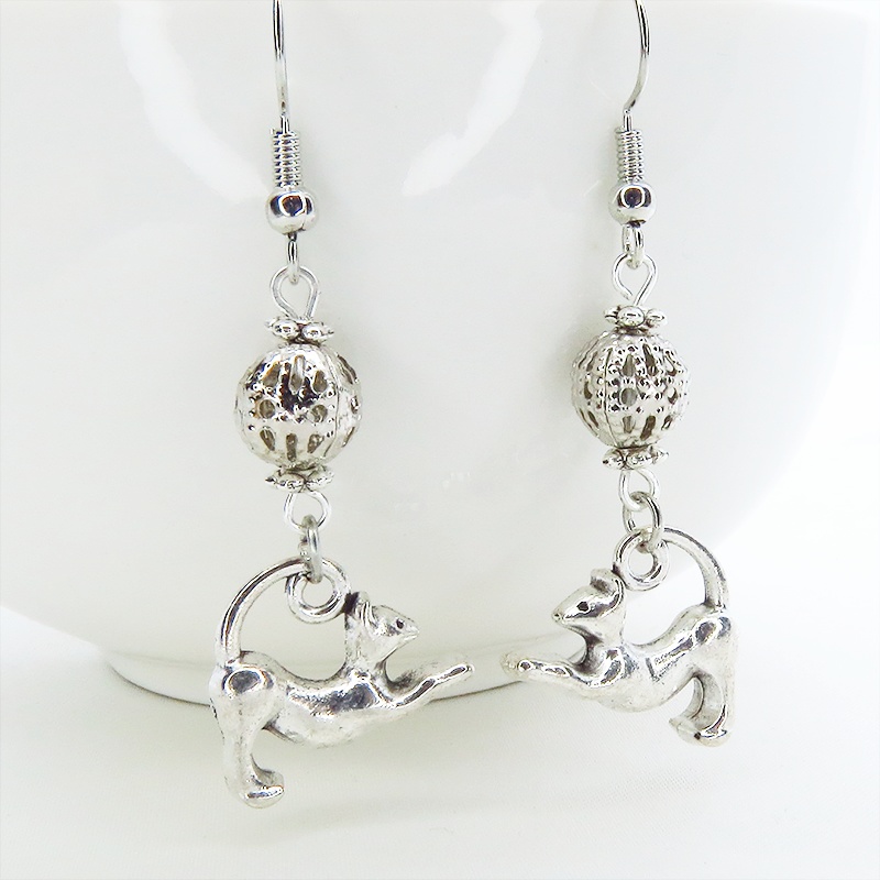 のび猫シルエットモチーフとメタルビーズのコンパクトなピアス アンティークシルバー